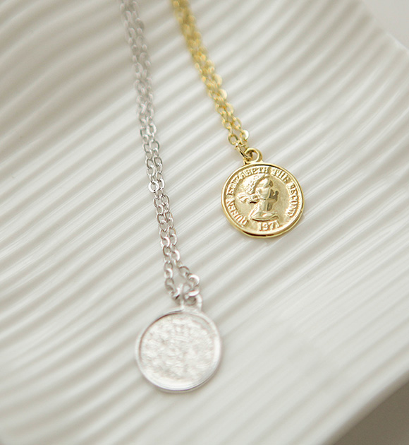 <br>9DA16344DD_Queens double-sided coin necklace