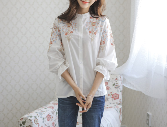 <br>6DA12137BB_Peony Embroidery Blouse
