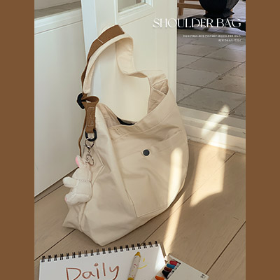 6DD00001NN_Light nylon color matching shoulder bag