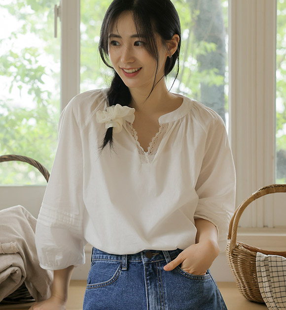 <br>8OA0329LJ_[JUST BETTER] Exciting lace neck pintuck blouse