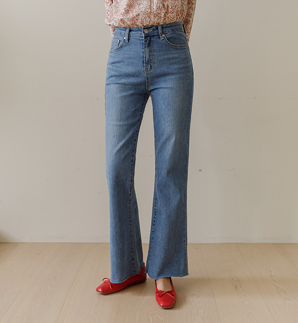 8DO0111AA_ Chittom Medium Blue Cutting Bootcut Jeans