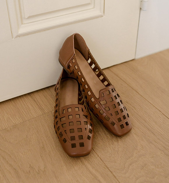 5DD00240JJ_Brandy Cowhide Leather Perforated Flat Shoes