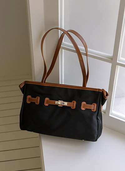 6DD00320HR_Butter Leather Strap Buckle Shoulder Bag