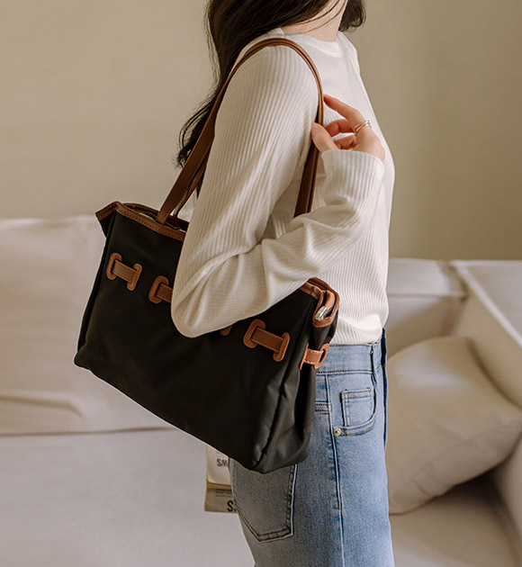 6DD00320HR_Butter Leather Strap Buckle Shoulder Bag