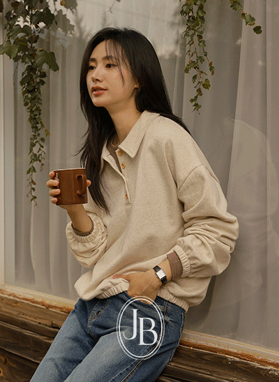 6OA0784NN_[JUST BETTER] Wooden Button Collar Sweatshirt