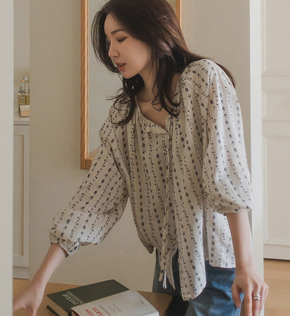 4OA0846JJ_[JUST BETTER] Alice Flower Strap Blouse