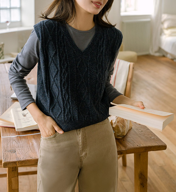 6DA31875NN_Madeleine Cable Knit V-neck Vest