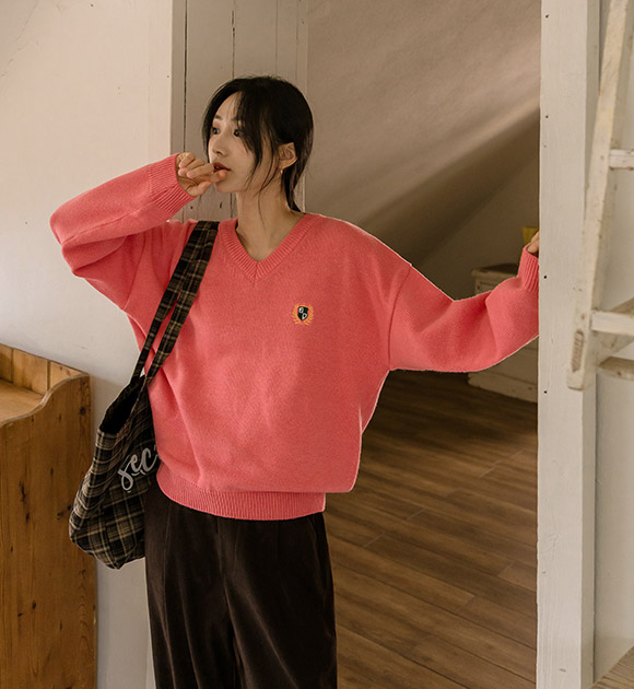 4OA0889NN_[JUST BETTER] Chest sturdy V-necked knitwear