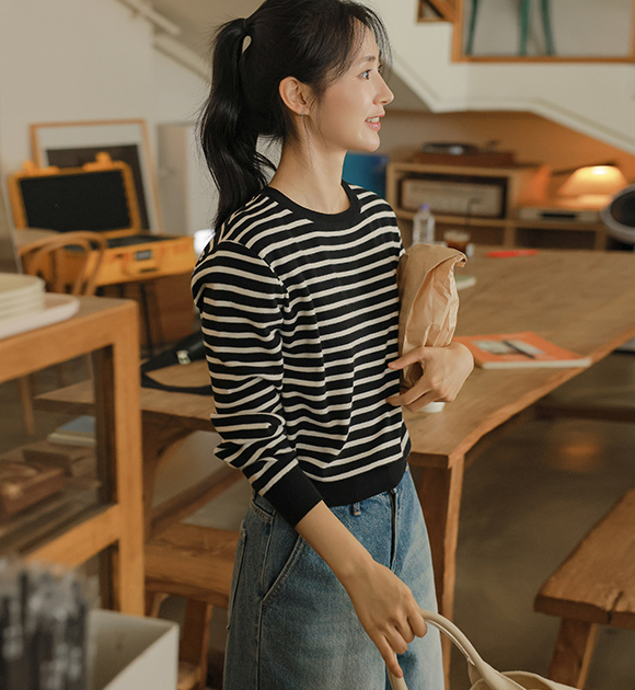 5DA31907HR_Stretchy and Soft Striped Knitwear