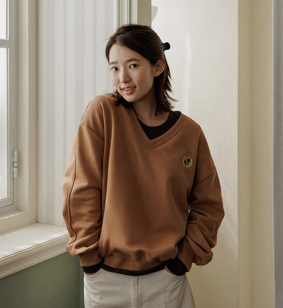 4OA0895JJ_[JUST BETTER] Chest Mood Fit V-necked Sweatshirt
