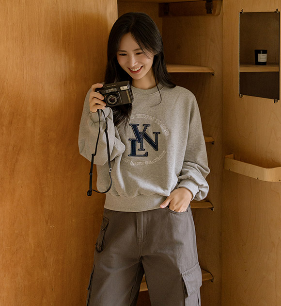 6DA31976HR_Vien Denim Patch Lettering Sweatshirt