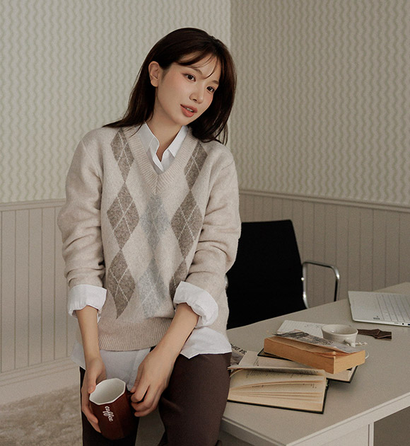 6DA32018JJ_Muen Argyle V-neck Wool Knitwear