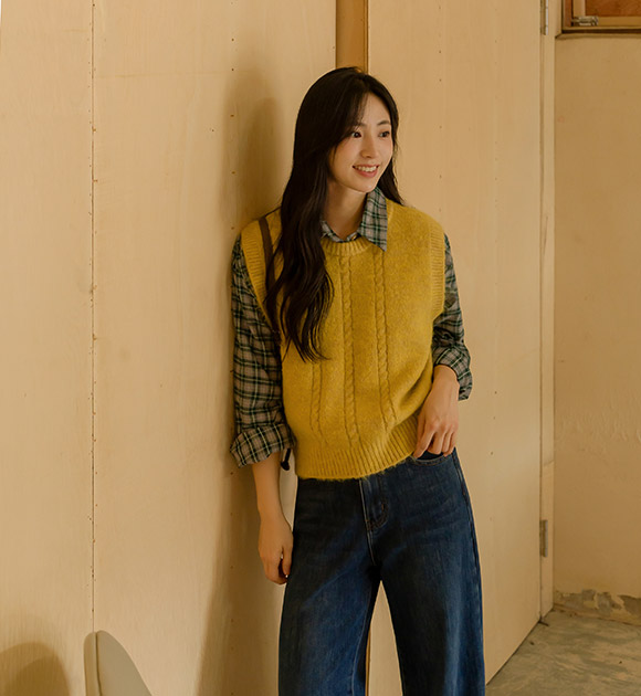 5DA32054CW_Thick and Cozy Cable Knit Vest
