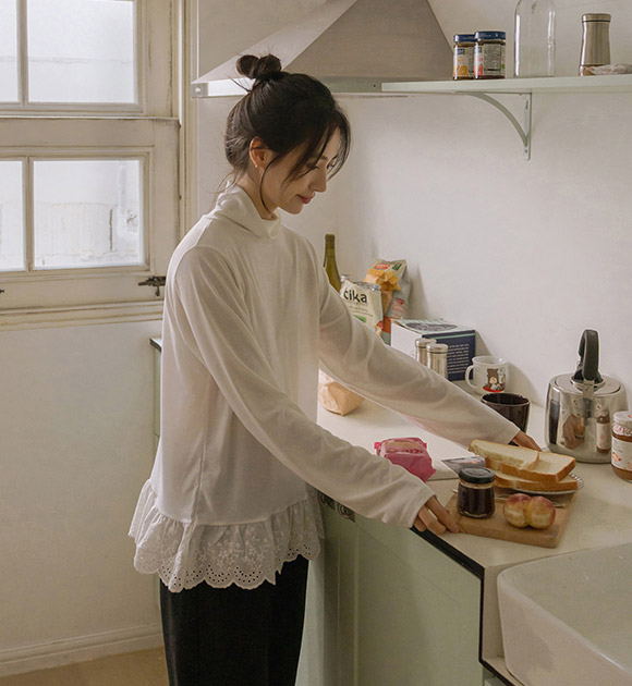 6DA32276HN_Lace Hem Layered Turtleneck Tee