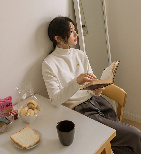 6DA32273NN_Wooden Pendant Thick Natural Turtleneck Tee