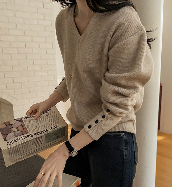 4DA32400JJ_Jane Sleeve Button V-necked Knitwear