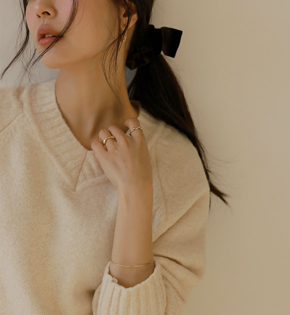 Creamy Loose Fit V-necked Wool knit