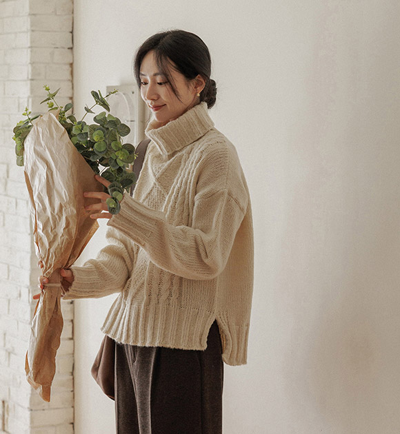 5DA32498JJ_Mir Asymmetrical Slit Fisher Turtleneck Knitwear