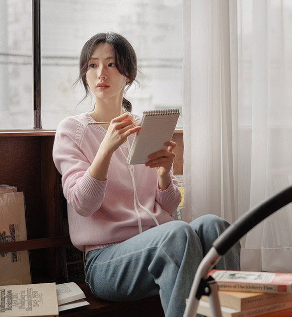 Back Detail Color-embroidered V-neck Knitwear