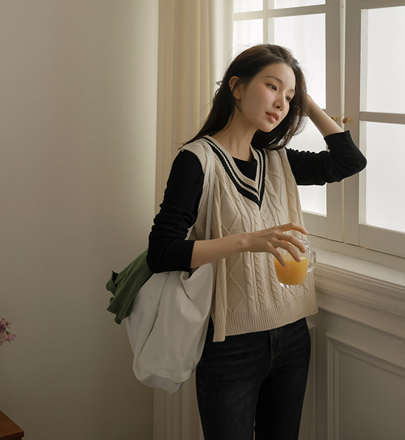 New School Contrast-Line Fisher Vest