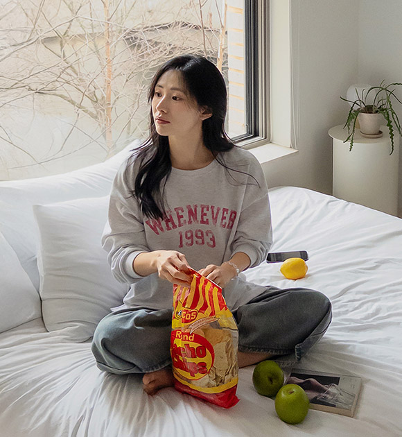 Cracked Lettering Slit Sweatshirt