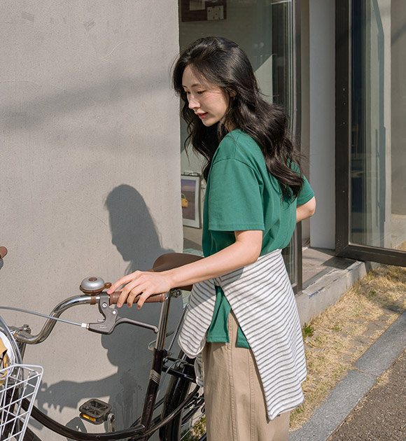 UN Red Stitch Slit Short-Sleeved Tee