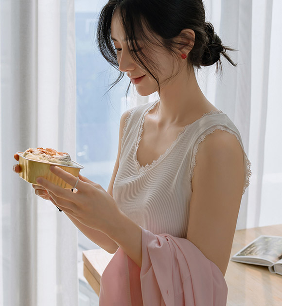 Petit Lace V-necked Knit Tank Top