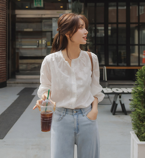 Abe Flower Punch Round Blouse