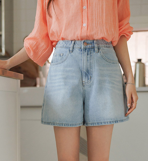Easy-to-style Inner Waistband Denim Shorts (Short/Basic)