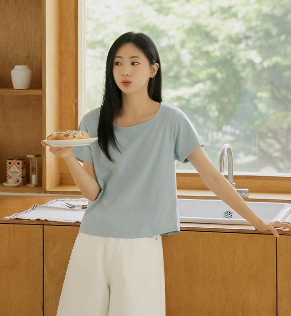 [JUST BETTER] Silket Span Square Neck Embroidered Short-sleeved Shirt