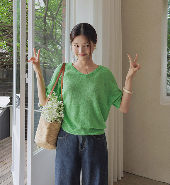 Dewey Lettering V-necked Boucle Knitwear