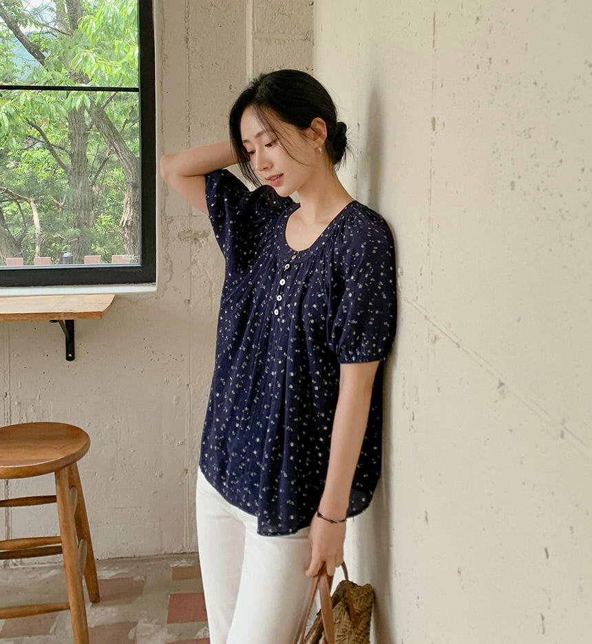 Smooth Semi-open Floral Blouse
