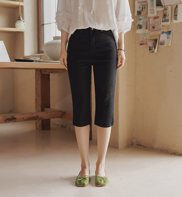 Airy Silk High-Stretch Lyocell Capri Pants