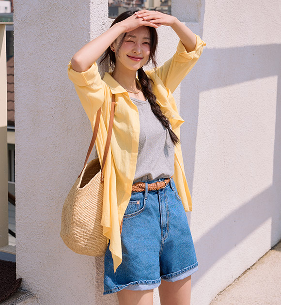 Easy-to-Style Back Banding Short Jeans