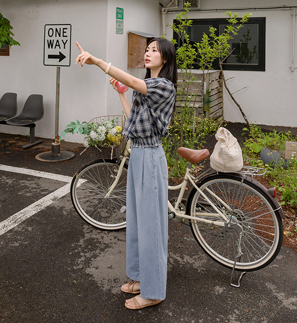 Summer Light-Wash Pintuck Wide Cropped Jeans