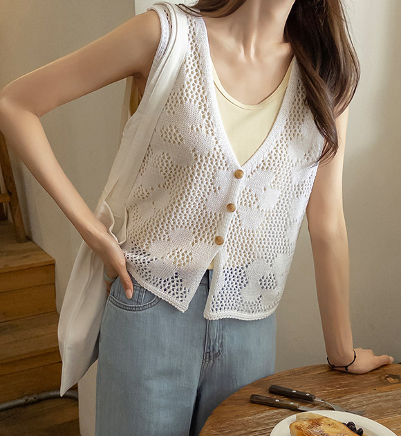 Flower Weave Punching Knit Vest