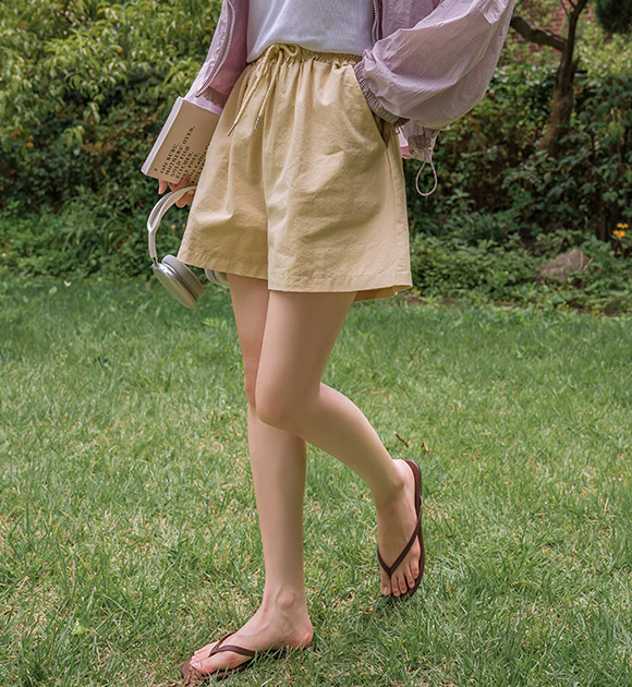 Bottineau Structured-Fit Mid-Thigh Banding Shorts