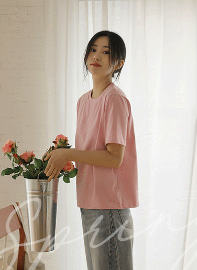 A thick semi-cropped short-sleeved shirt