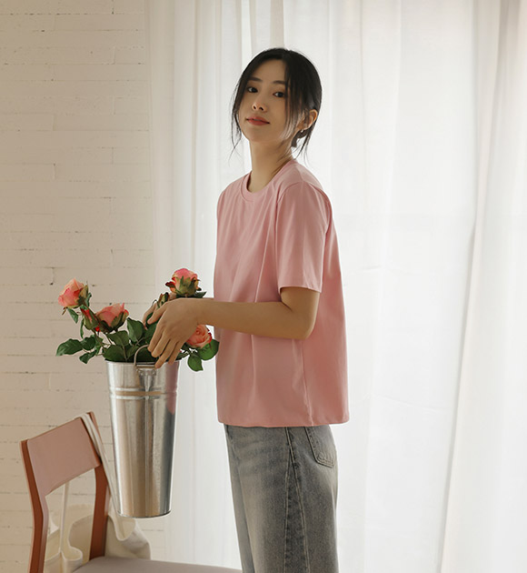 A thick semi-cropped short-sleeved shirt
