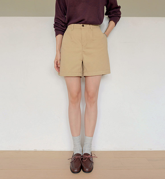 Smooth-Fit Pleated Mid-thigh Pants