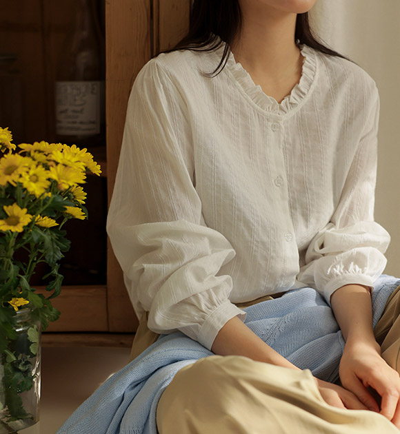 [JUST BETTER] Wendy Frill Neck Blouse