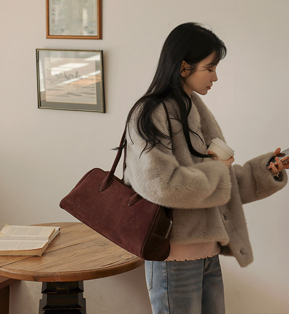 Airy feminine collar fur jacket