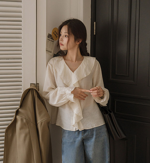 [Voluminous Ruffles / Flatters Your Complexion][JUST BETTER] Sophia Lace Ruffle Blouse