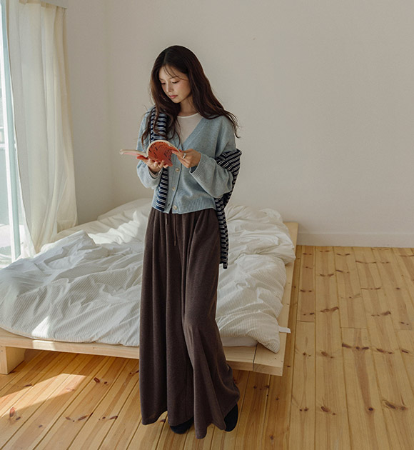 Flowy Pleated Wide-Leg Banding Pants
