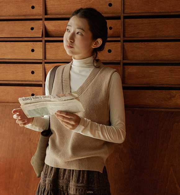 Rev Side Slit V-necked Knit Vest