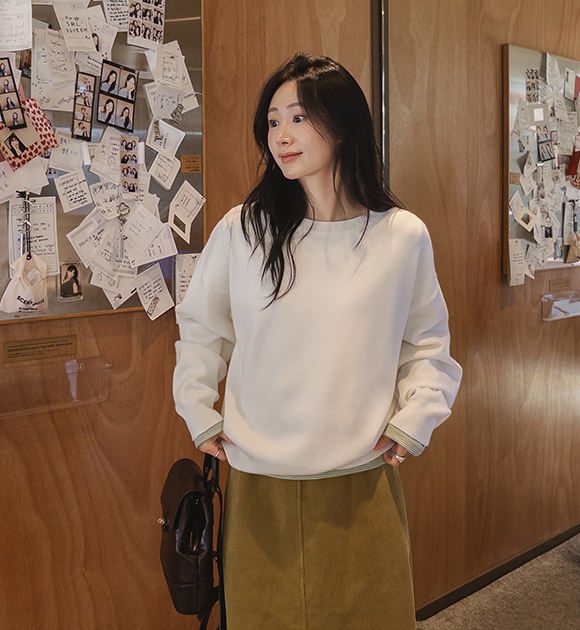 [💡Thoughtful Details / Everyday Charm][JUST BETTER] Roring Relaxed-Fit Sweater with Side Slits and Label Detail