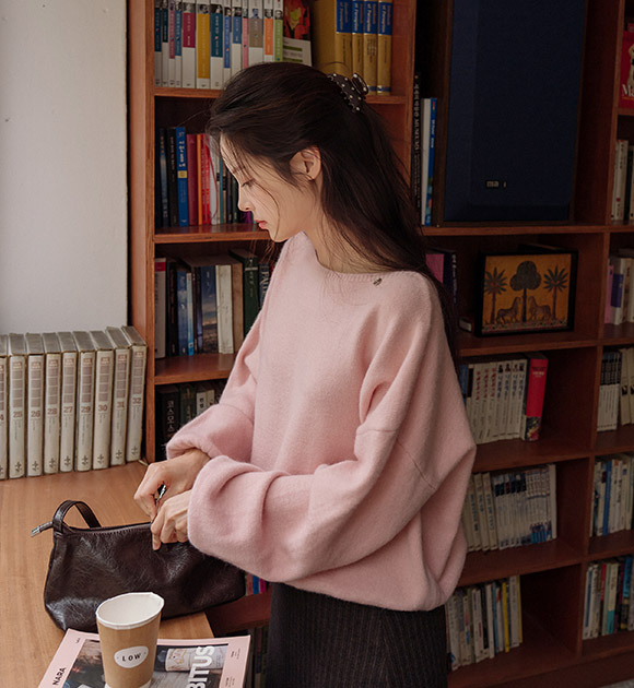 [JUSTONE Exclusive] Duelle Boat-Neck Pendant Wool-Blend Sweater